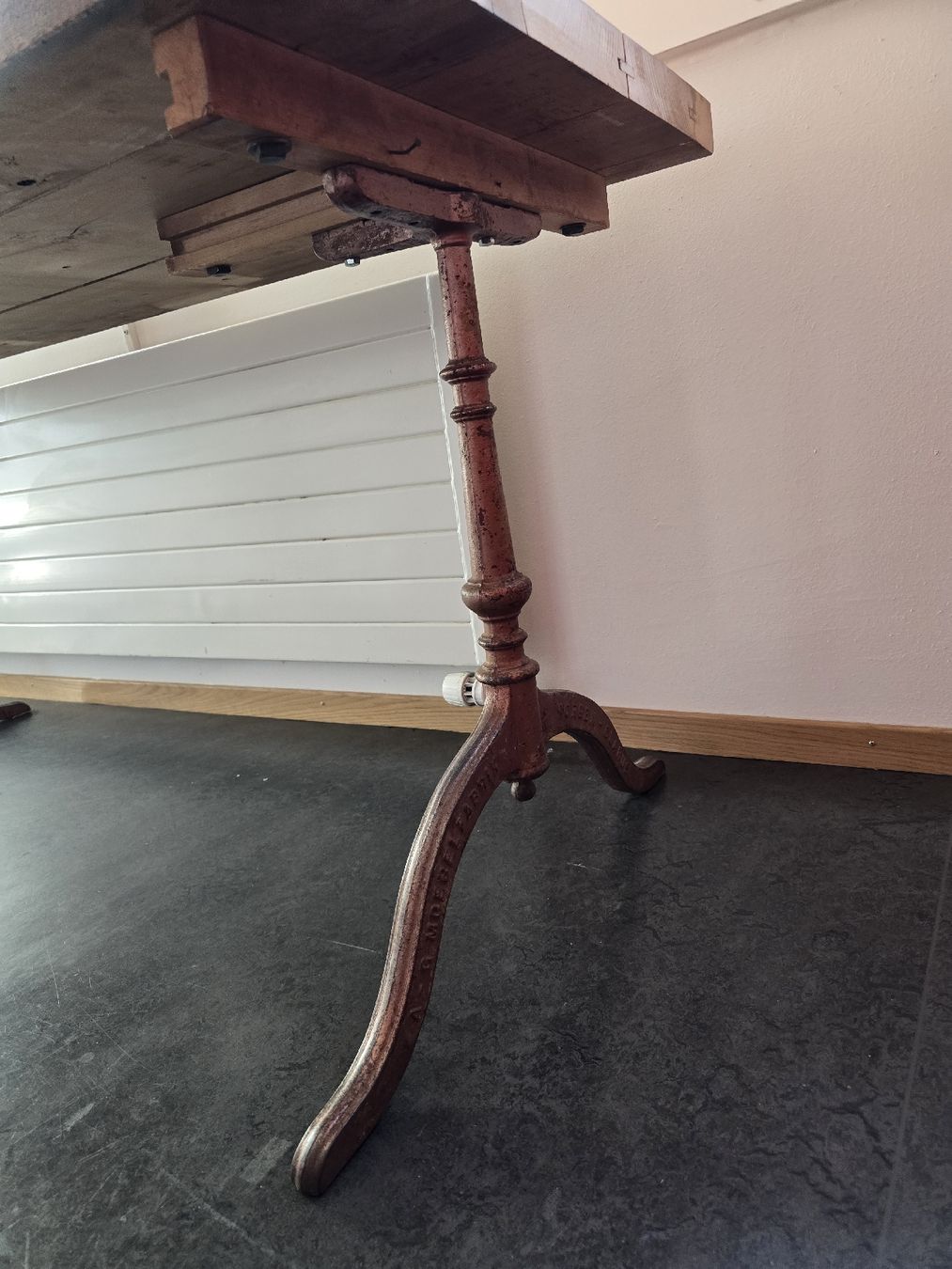 Horgen Glarus Tables: Altes Tisch massiv Holz mit Horgenglarus Eisengussfussen geb – D'occasion à Zürich par Silentlamb 4