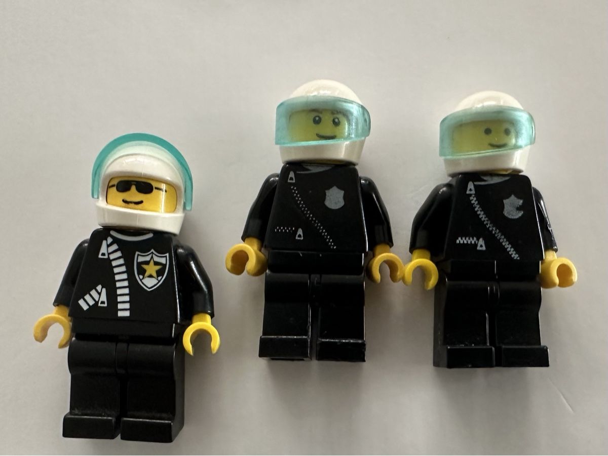 Lego Figuren: 3 Lego Polizisten Figuren mit Helm, Oldtimer – Gebraucht aus Rheinfelden von zim_2hqc