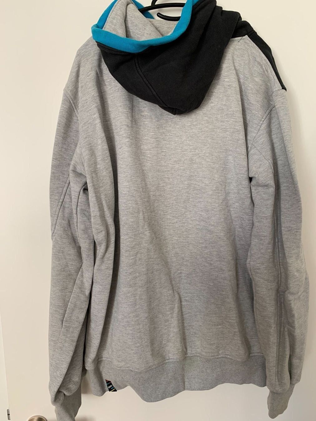 Pullover & Sweatshirts: Eleven Hoodie Large – Gebraucht aus Dübendorf von CellarSeller 1