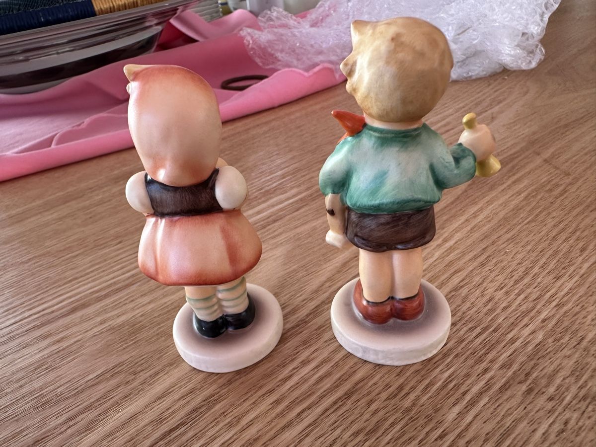 Hummel Statuette: Zwei kleine Hummel Figuren – Usato da Herbriggen venduto da Sehrazade 1