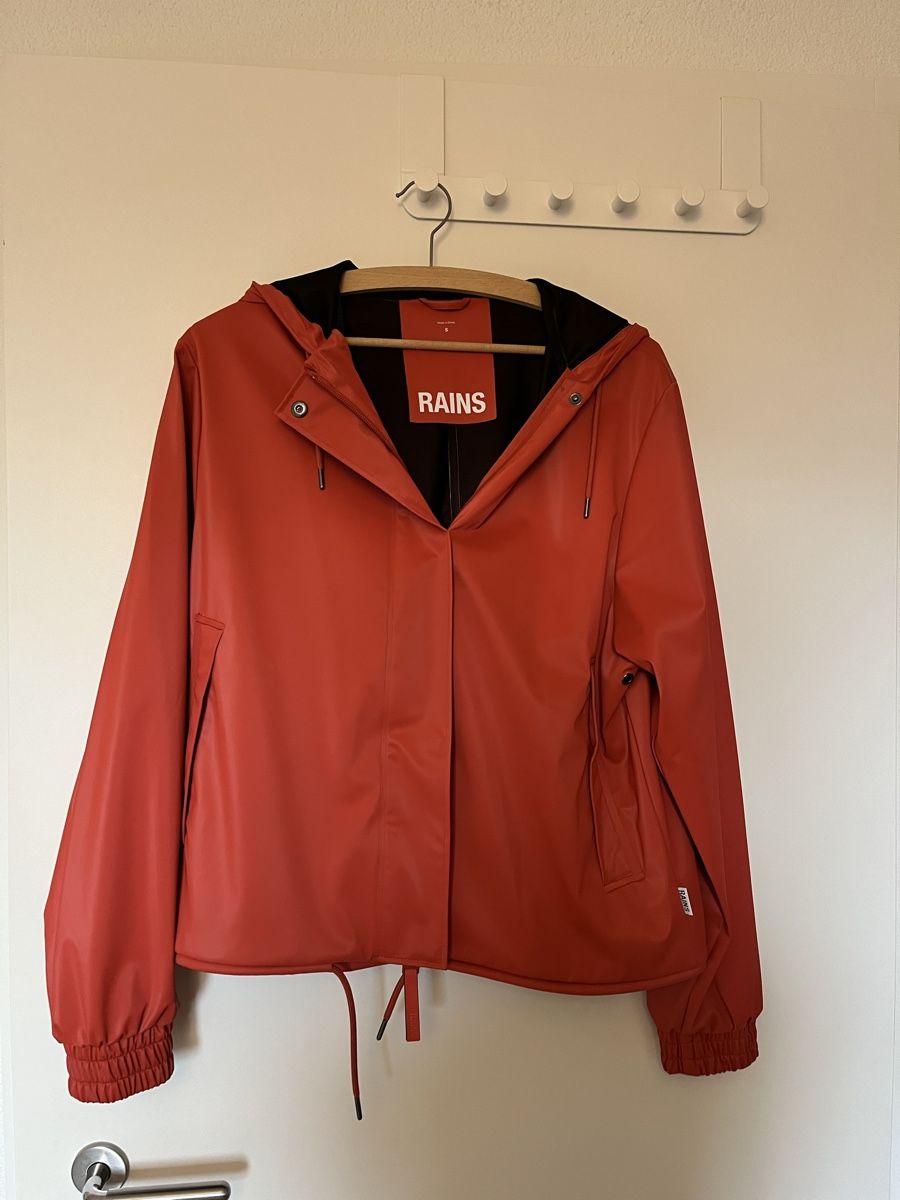 Rains Giacche: NEUE Rains Jacke in rot S – Nuovo (secondo la descrizione) da Wädenswil venduto da Gilmored83