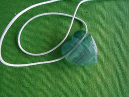 Fluorit Herz mit Lederbändel ca. 30 mm / 18 gr.