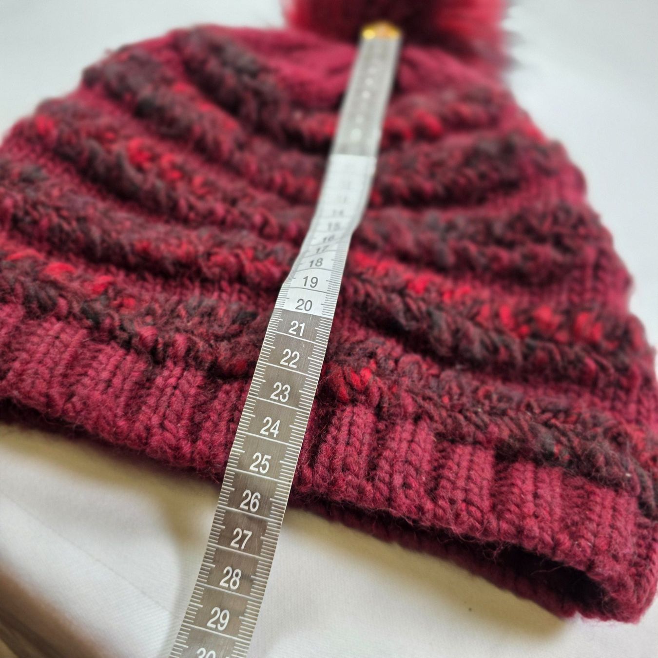 Copricapi, berretti & cappellini: Warme, gestrickte Wintermütze mit Bommel, Weinrot – Usato da Wald ZH venduto da Martin79 8