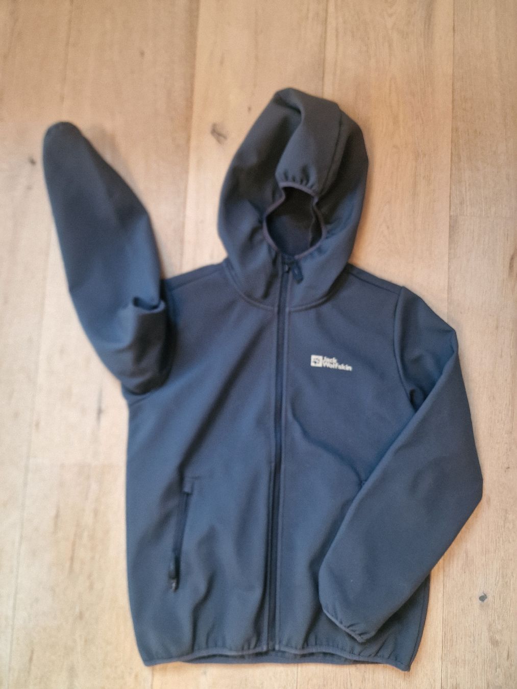Jack Wolfskin Giacche & Cappotti: Jack Wolfskin Softshell Jacke mit Kapuze, Grösse 140 – Usato da Langnau am Albis venduto da Spusili