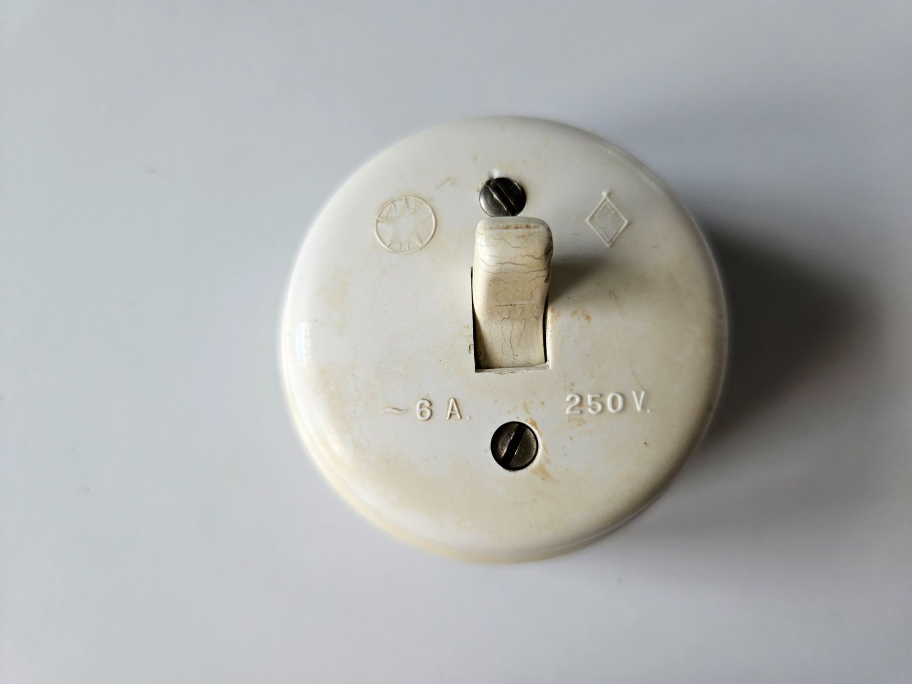 Interruttori: Interrupteur à levier en bakélite, vintage 6A - 250V – Usato da Echandens venduto da annegug
