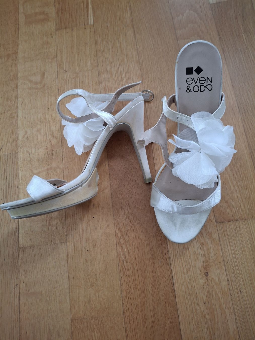 Scarpe da donna: Sandales Even&Odd blanches avec fleurs, taille 39 – Usato da Le Pâquier-Montbarry venduto da Fibilynn05 1