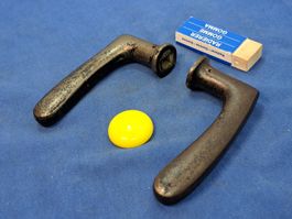 2 antike Tür Drücker (Lochteile), Gusseisen (LOT1811#TBS1)