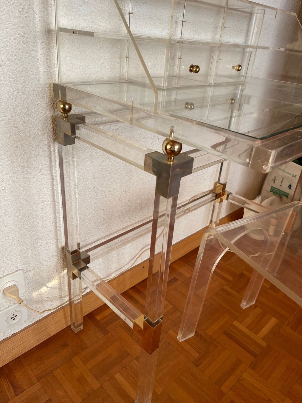 Scrivanie: ELEGANT BUREAU ET CHAISE EN PLEXIGLAS – Usato da La Croix (Lutry) venduto da Sporades 3