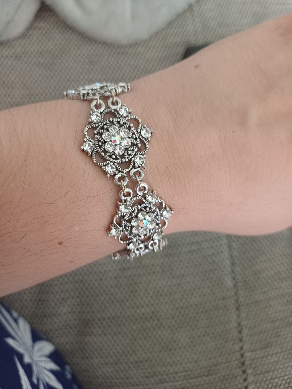 Bracciali & Braccialetti: Armband silberfarben mit Steinchen Blumenmuster – Usato da Ostermundigen venduto da Loulilou86 1
