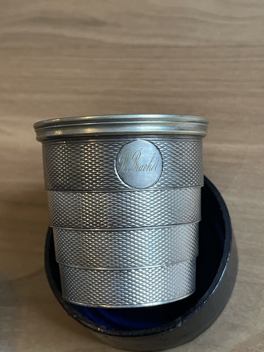 Contenitori & Simili: Faltbecher aus Metall mit Etui, antik – Usato da Fribourg venduto da Mymikrakra01