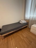 Einzelbett aus Holz mit Matratze – gebraucht