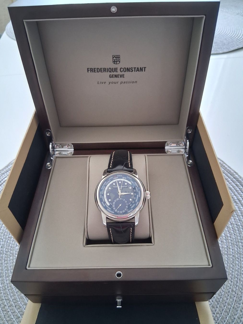 Frederique Constant Montres: Frédérique Constant Manufacture Worldtimer blue – D'occasion à Les Avanchets par ste_g5dl 1