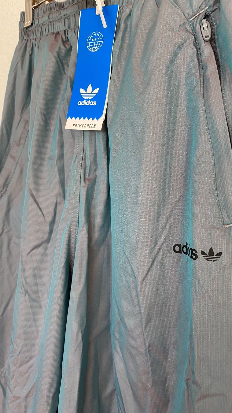 Adidas Pantaloni: Adidas Trainerhose Grösse S NEU – Nuovo e nell'imballaggio originale da Brüttisellen venduto da kat_g7jv
