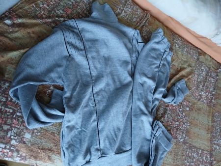 Graue Sport- oder Freizeithose und Jacke