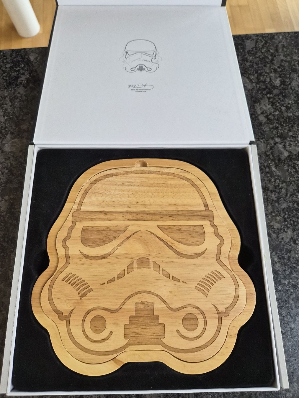 Piatti di portata: Star Wars, Stormtrooper Käsebrett mit Messern – Nuovo (secondo la descrizione) da Andelfingen venduto da nicoletta11 2