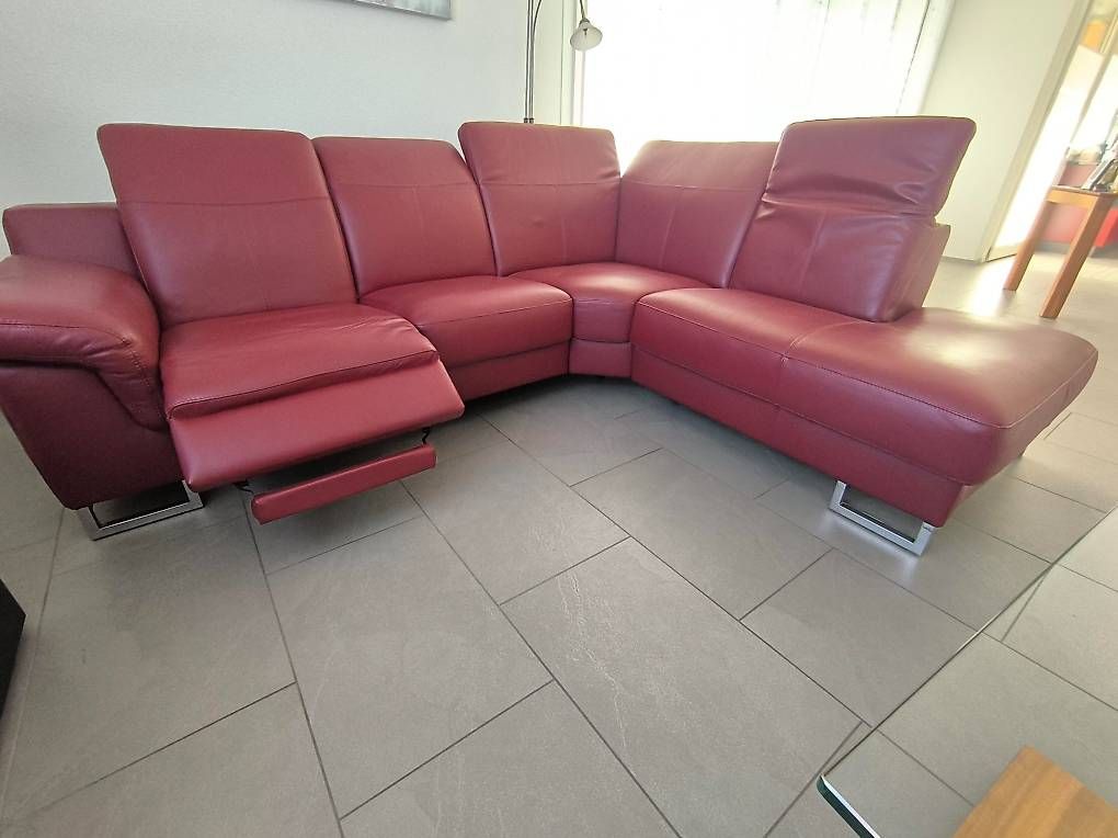 Divani: Echtleder Sofa mit elektrischer Relax Funktion Rot – Usato da Nottwil venduto da Lu1043201