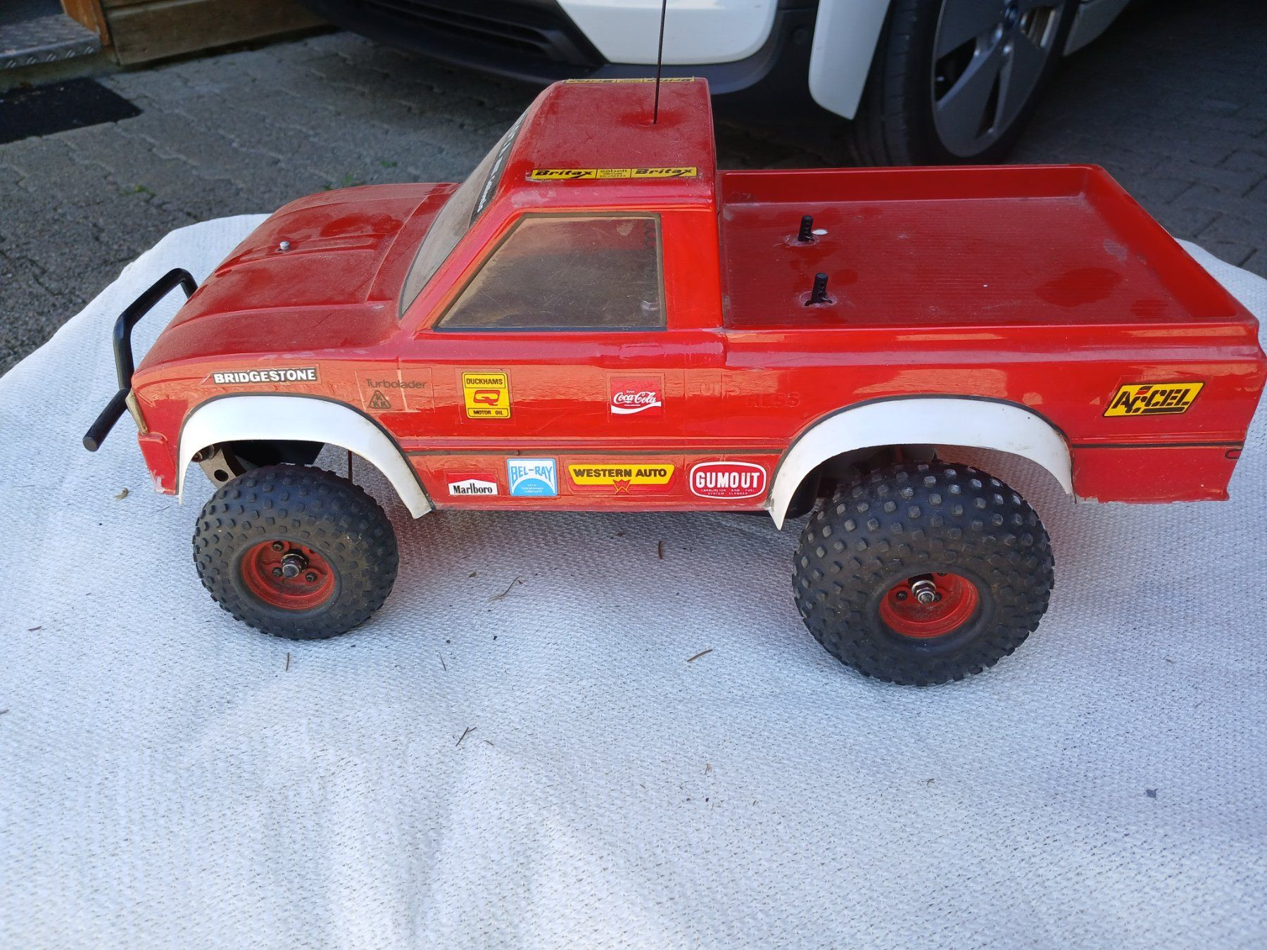 Kyosho Modellismo RC: Kyosho Toyota Hilux (Oldtimer) – Usato da Rüegsbach venduto da Rover110