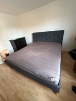 Modernes erst einjähriges Bett zu verkaufen