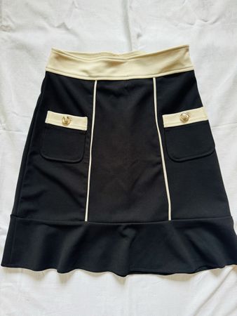 🖤 Mini jupe noire M avec détails contrastants – style chic