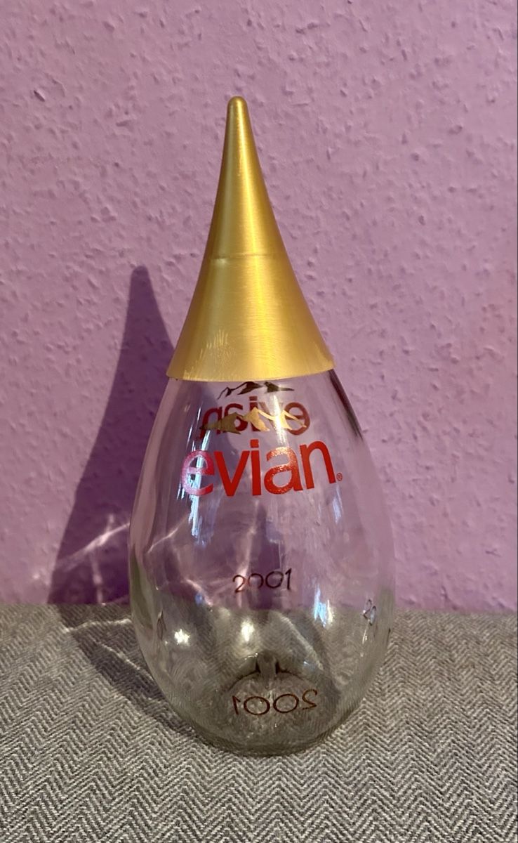 Sonstiges Geschirr & Gläser: Bouteille Evian édition limitée 2001 dorée – Gebraucht aus Petit-Lancy von Pierre_le_voyageur