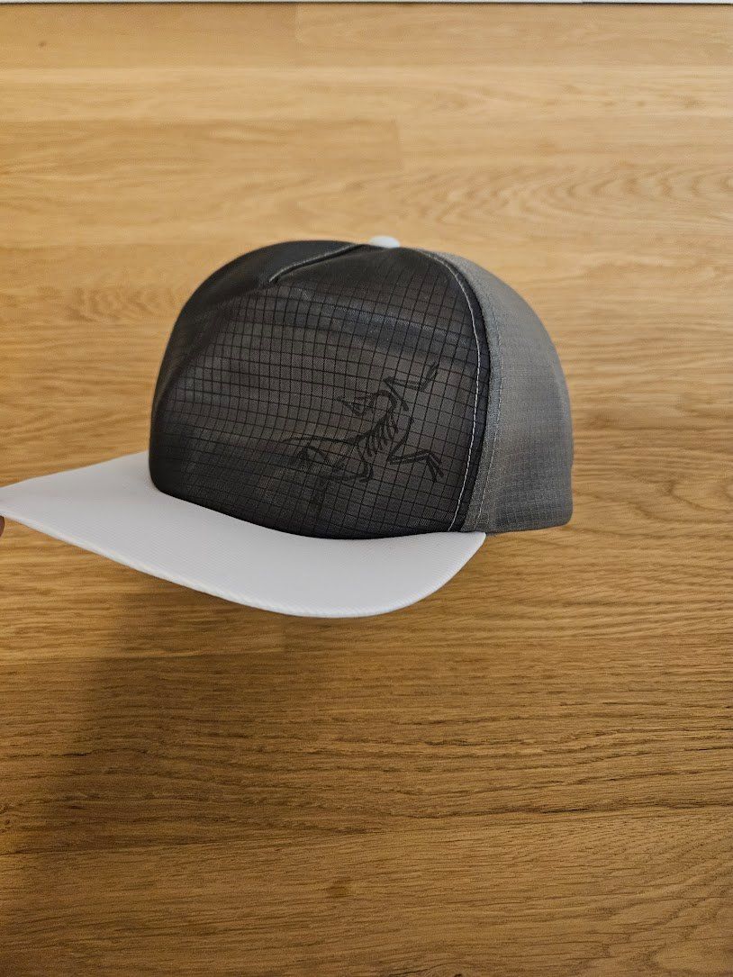 Arcteryx Copricapi, berretti & cappellini: Arc’teryx Performance Trucker Hat – Solitude/Void – Nuovo (secondo la descrizione) da Luzern venduto da hexagon