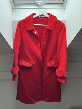 Roter Wintermantel mit Kunstfell-Besatz, Grösse M, top Zusta