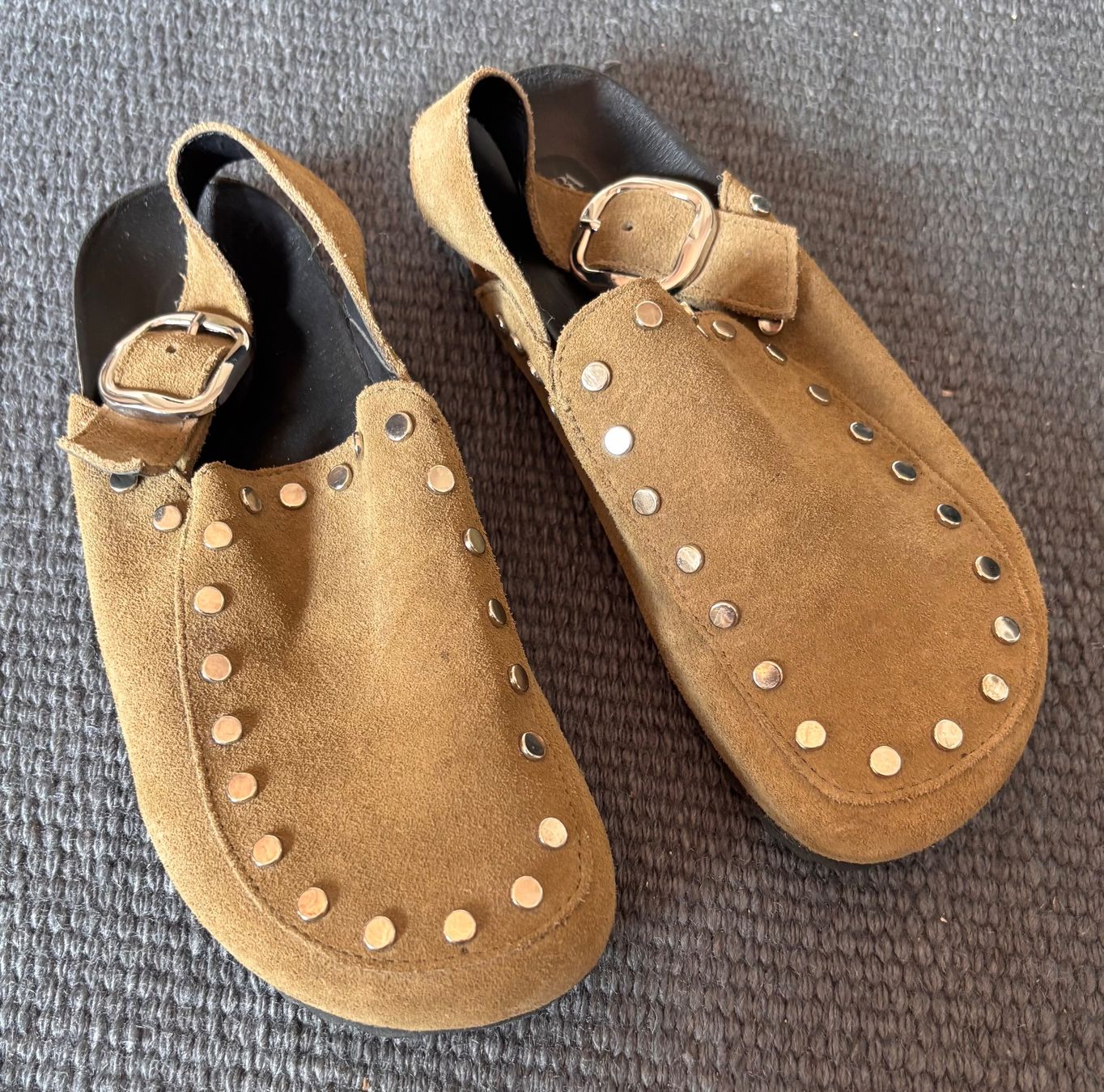Zara Scarpe da donna: Clogs Wildleder mit Nieten Khaki 36 – Nuovo (secondo la descrizione) da Bennau venduto da Fury3