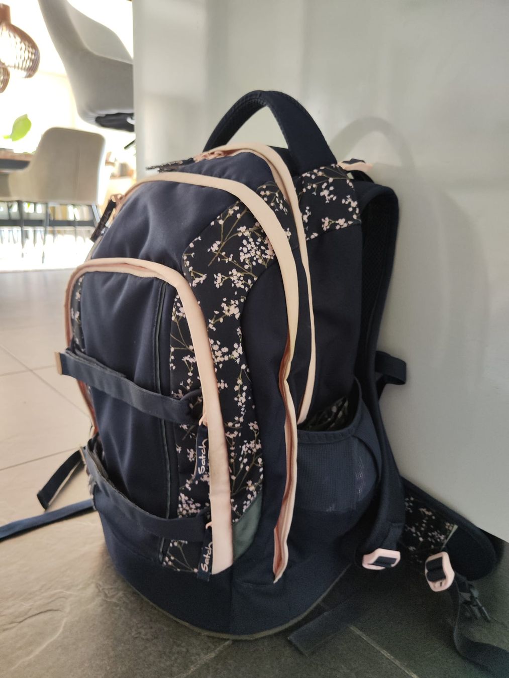 Satch Borse & Zaini: Schulrucksack Satch dunkelblau mit Blumenmuster gebraucht – Usato da Lufingen venduto da Ritter9
