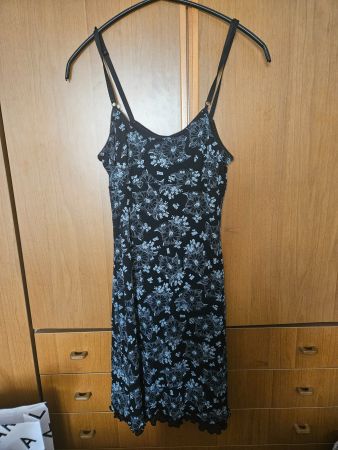 2 schöne Sommerkleider mit Bluemli-Muster und  1x mintgrün