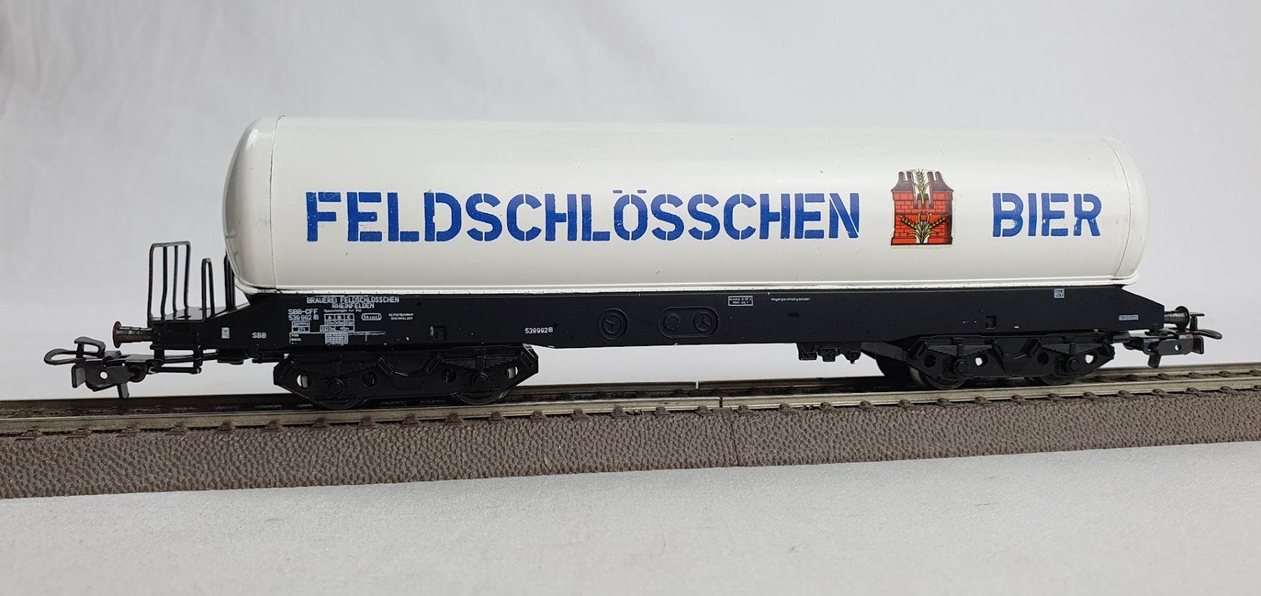 Märklin Modellini di ferrovie: Märklin 4632 SBB Kesselwagen "Feldschlösschen",Version: 1974 – Usato da Seon venduto da voAllBah