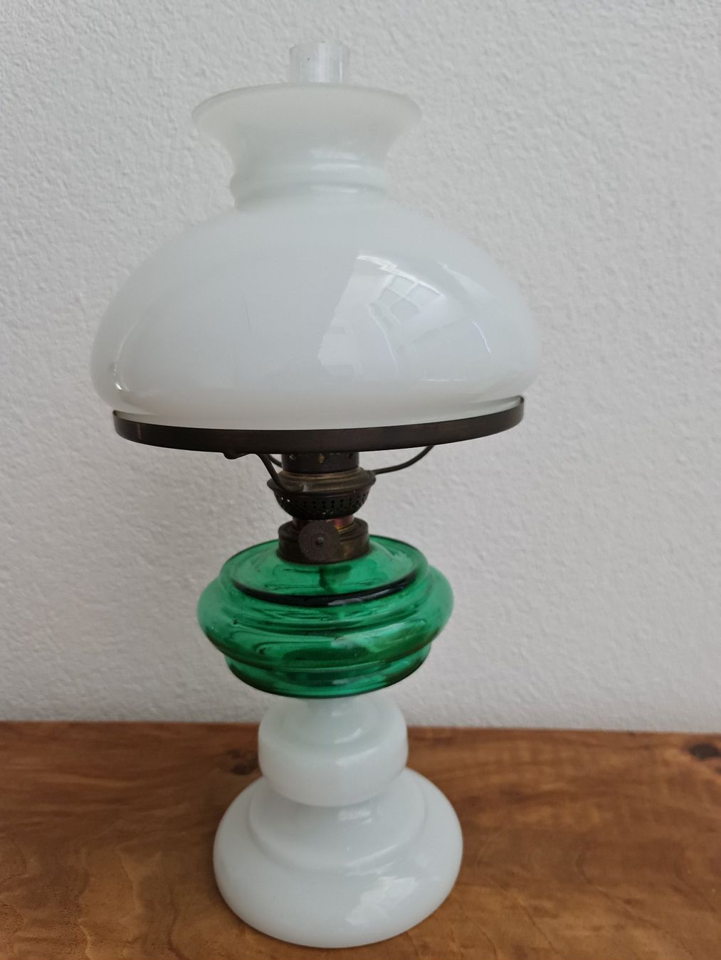 Lampade: Antike Petroleumleuchte, Original, Glas, Opalinglas – Usato da Thun venduto da Lieblingsblume