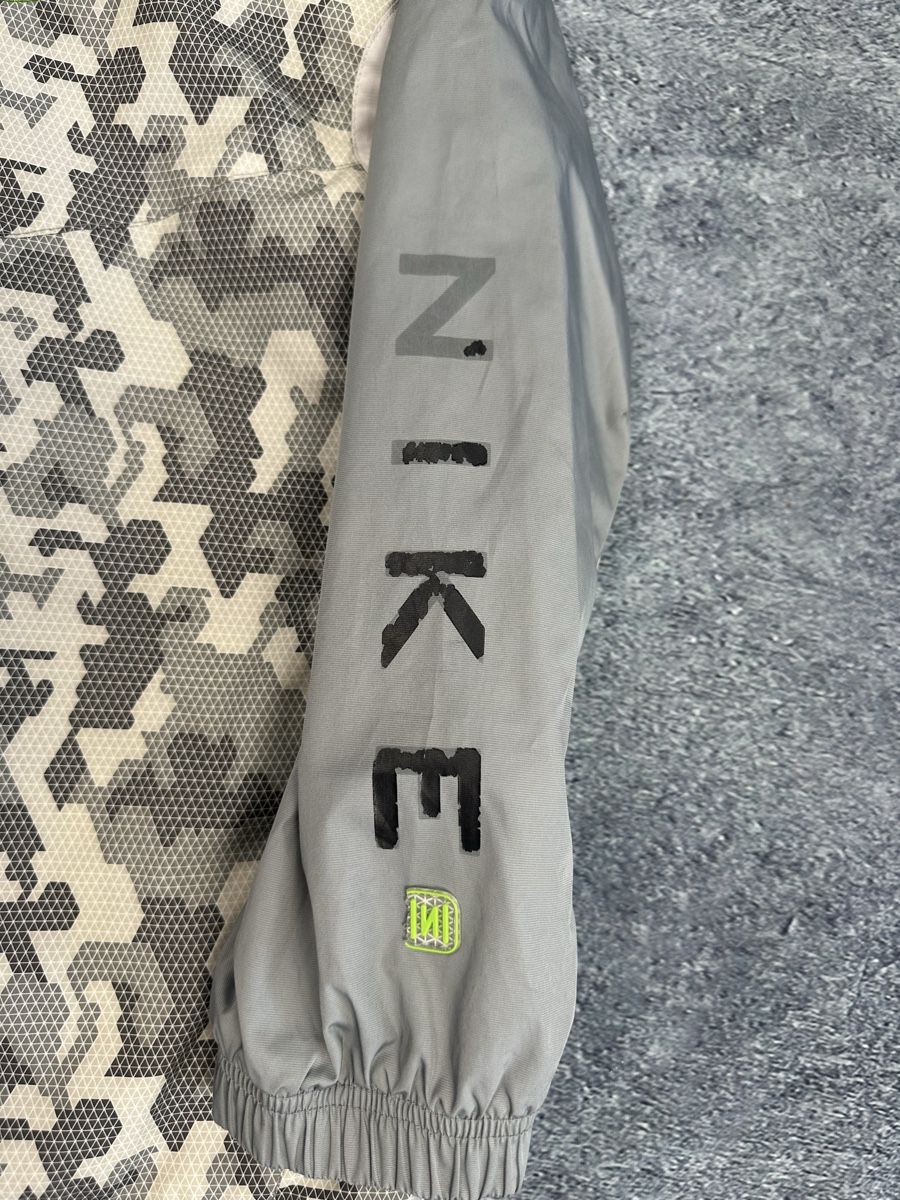 Nike Vestes: Nike Jacke Grau/Weiss Muster. – D'occasion à Luzern par 041Vintage 2