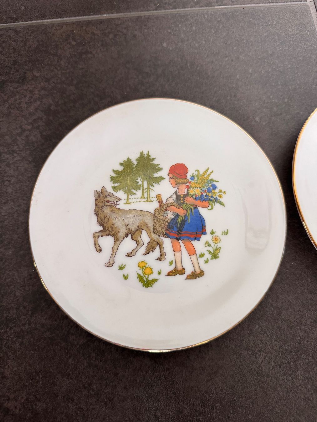 Seltmann Teller: 2 schöne alte Kinderteller Seltmann Märchen Rotkäppchen – Gebraucht aus Rothrist von Fondgruebe 1