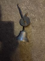 Alte Wandglocke aus Metall mit Halterung gebraucht