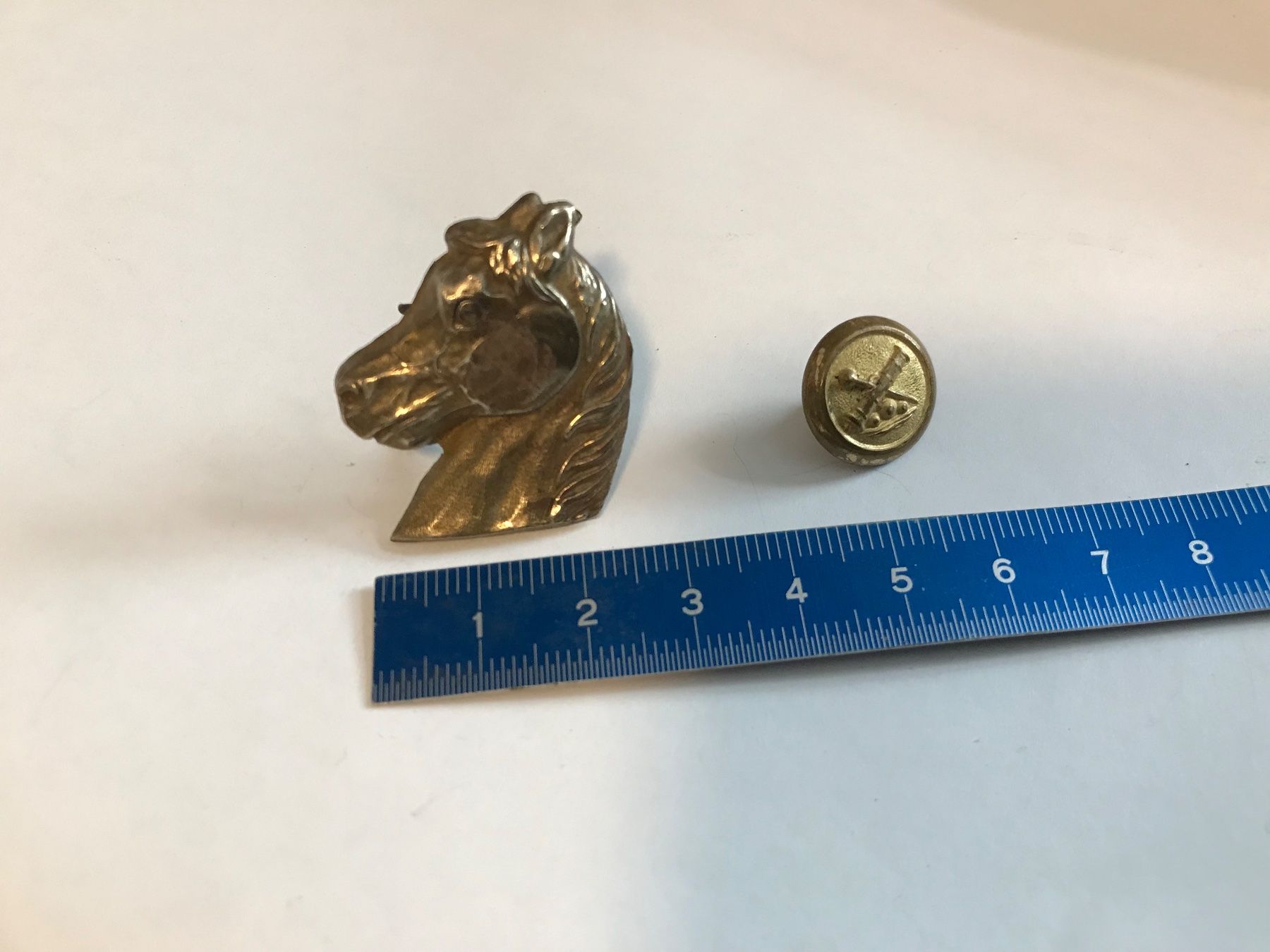 Plaquettes & Badges: Anstecknadel Pferdekopf , u. Knopf – D'occasion à Füllinsdorf par unda2