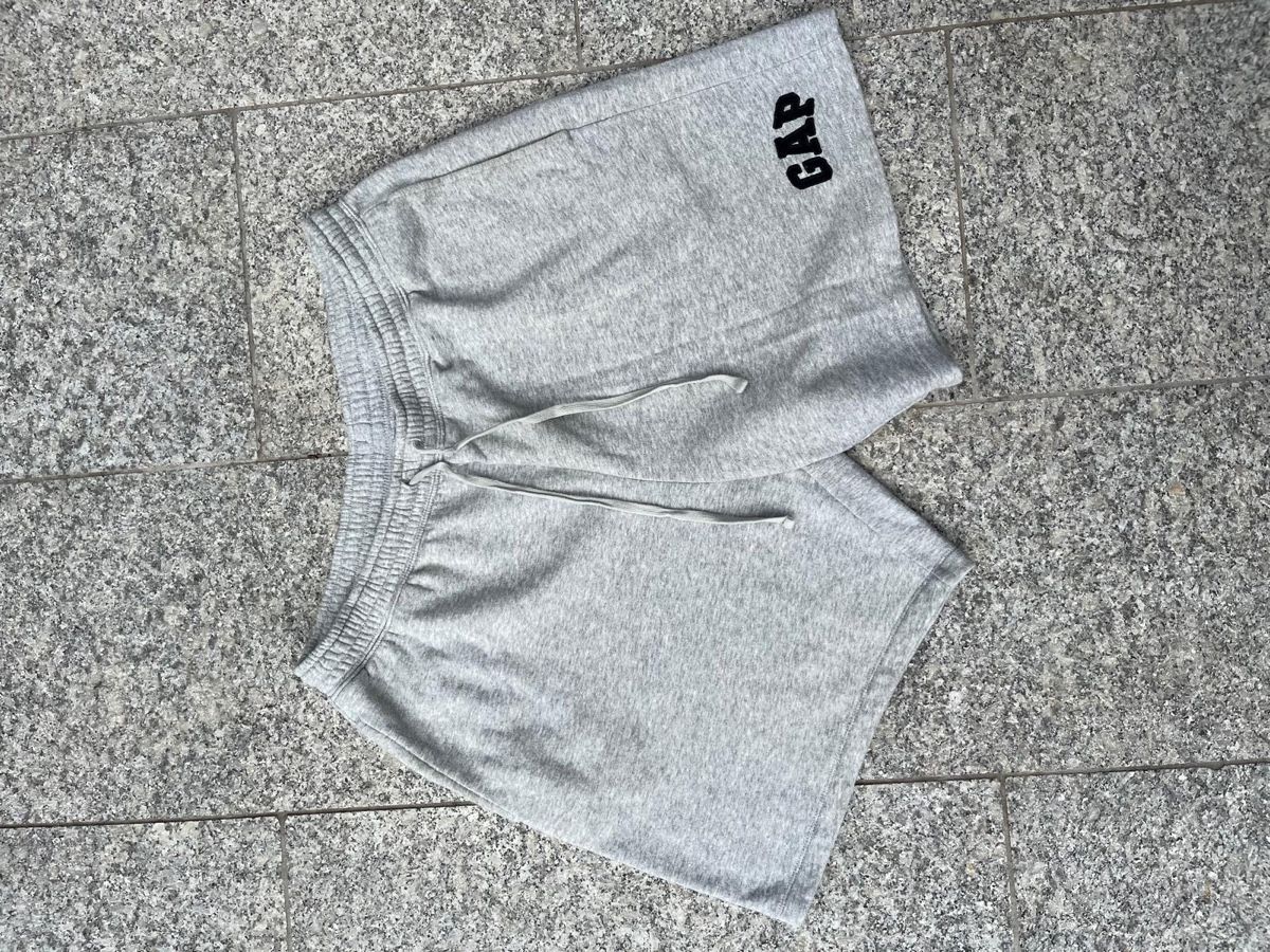 Pantalons: Short gap M gris  – D'occasion à Troinex par ale_95jr