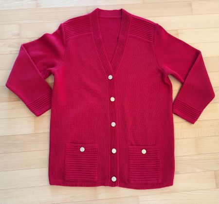 Rote Damen Strickjacke mit Goldknöpfen Grösse 42