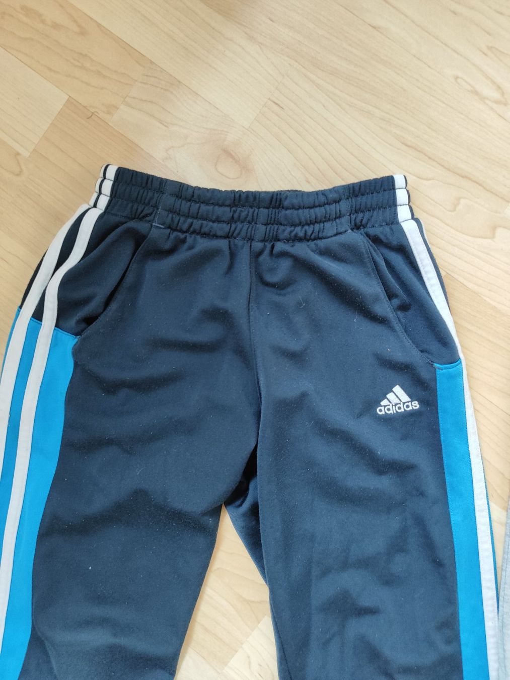 Pantalons: Adidas Trainerhose Gr. 128 – D'occasion à Seon par Mandes1 3