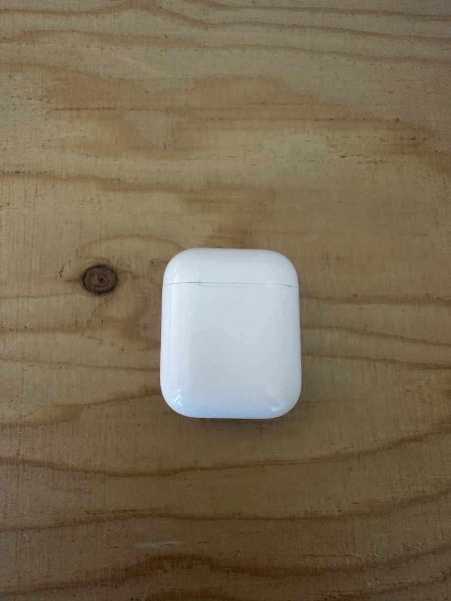 Apple Cuffie: Apple AirPods wireless earbuds with charging case – Usato da Adliswil venduto da kaischmid 1