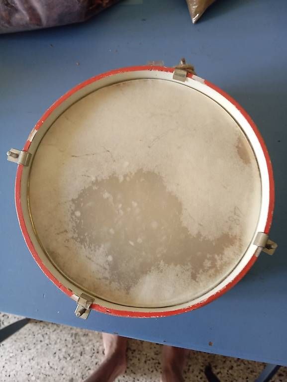 Instruments de musique: Antike Kindertrommel – D'occasion à Basel par Petergunn