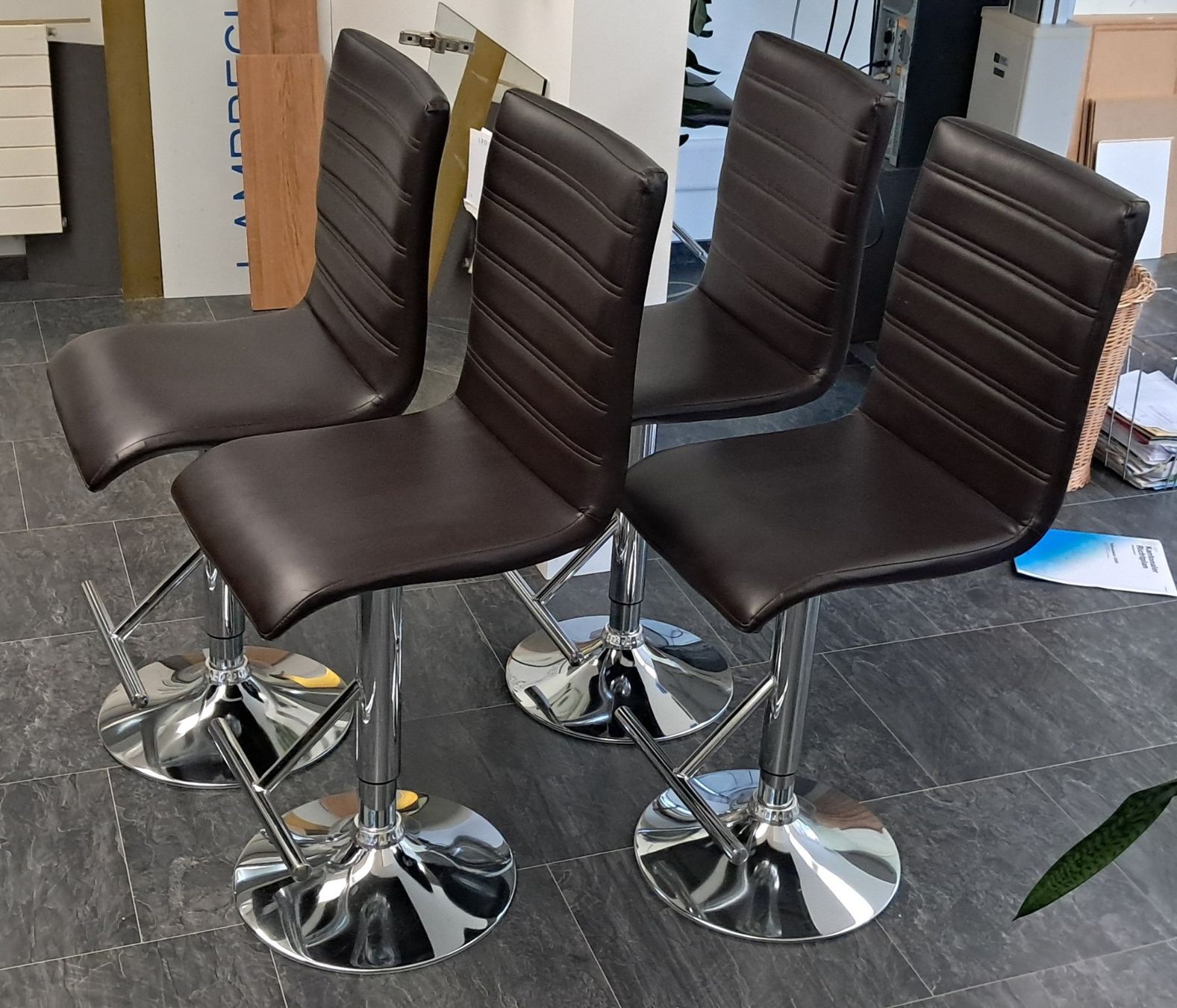 Hocker: 4 Barhocker höhenverstellbar – Gebraucht aus Bassersdorf von liberty04