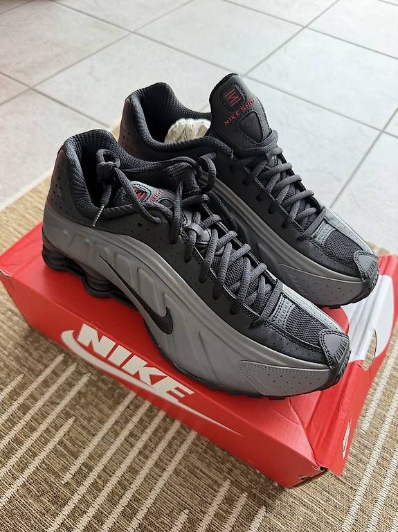 Nike Herrenschuhe: Nike Shox R4 Sneakers – Neu (gemäss Beschreibung) aus Wangen ZH von alexia022