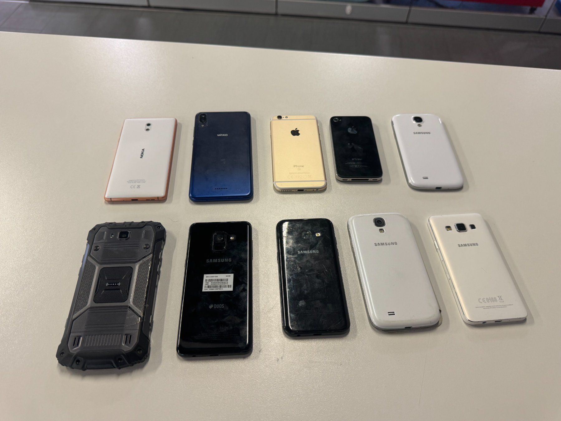 Apple Portables: 10 Smartphones im Paket – Défectueux à Hombrechtikon par SPS-Liquidationen 1