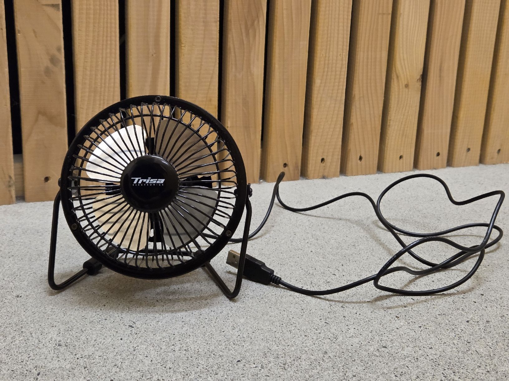 Trisa Ventilatori: TRISA Tischventilator USB schwarz – Nuovo (secondo la descrizione) da Emmen venduto da GrabandGo