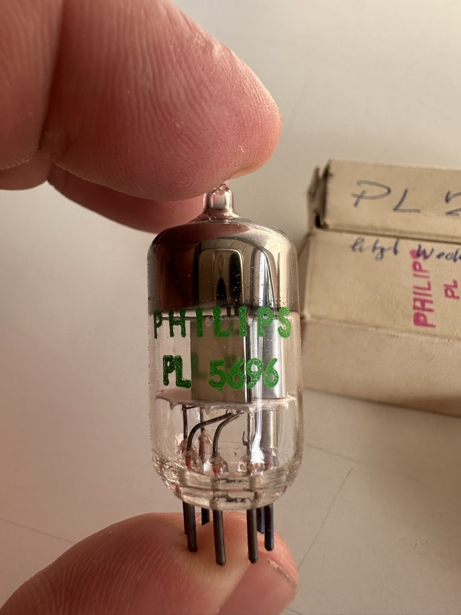Philips Componenti elettronici: 2x Philips PL5696 Elektronenröhren mit OVP – Nuovo (secondo la descrizione) da Zetzwil venduto da ZB05 1