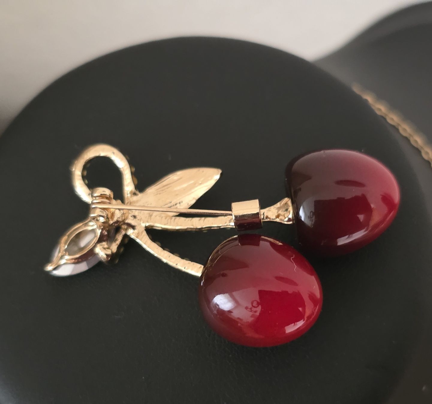 Broches & Aiguilles: Brosche Kirschen rot mit Strass neu – Neuf (Voir description) à Rheinsulz par Gilea 3