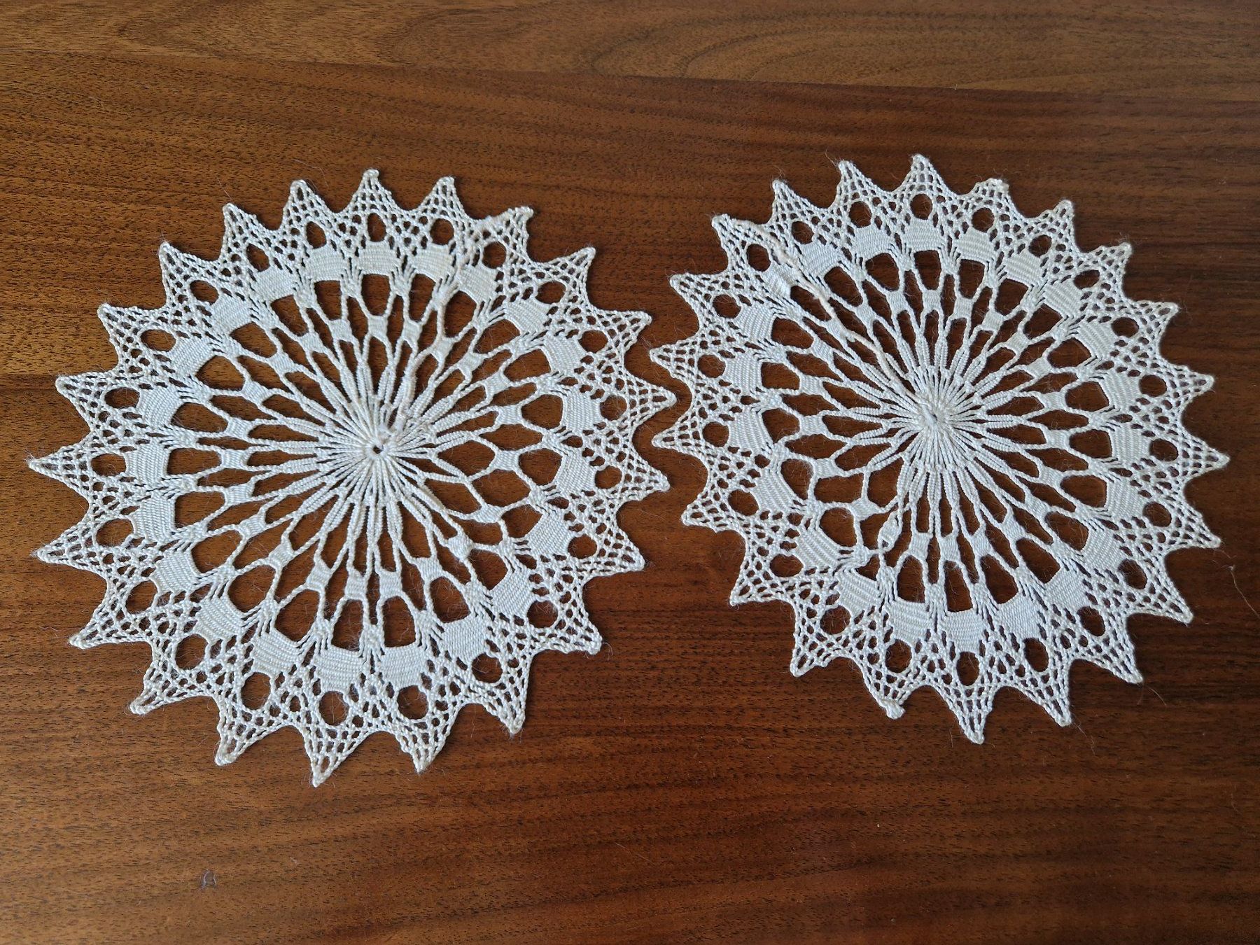 Autre linge de table: 2er Set gehäkelte Deckchen Dm. 21cm – Neuf (Voir description) à Bern par Antikbatik 3