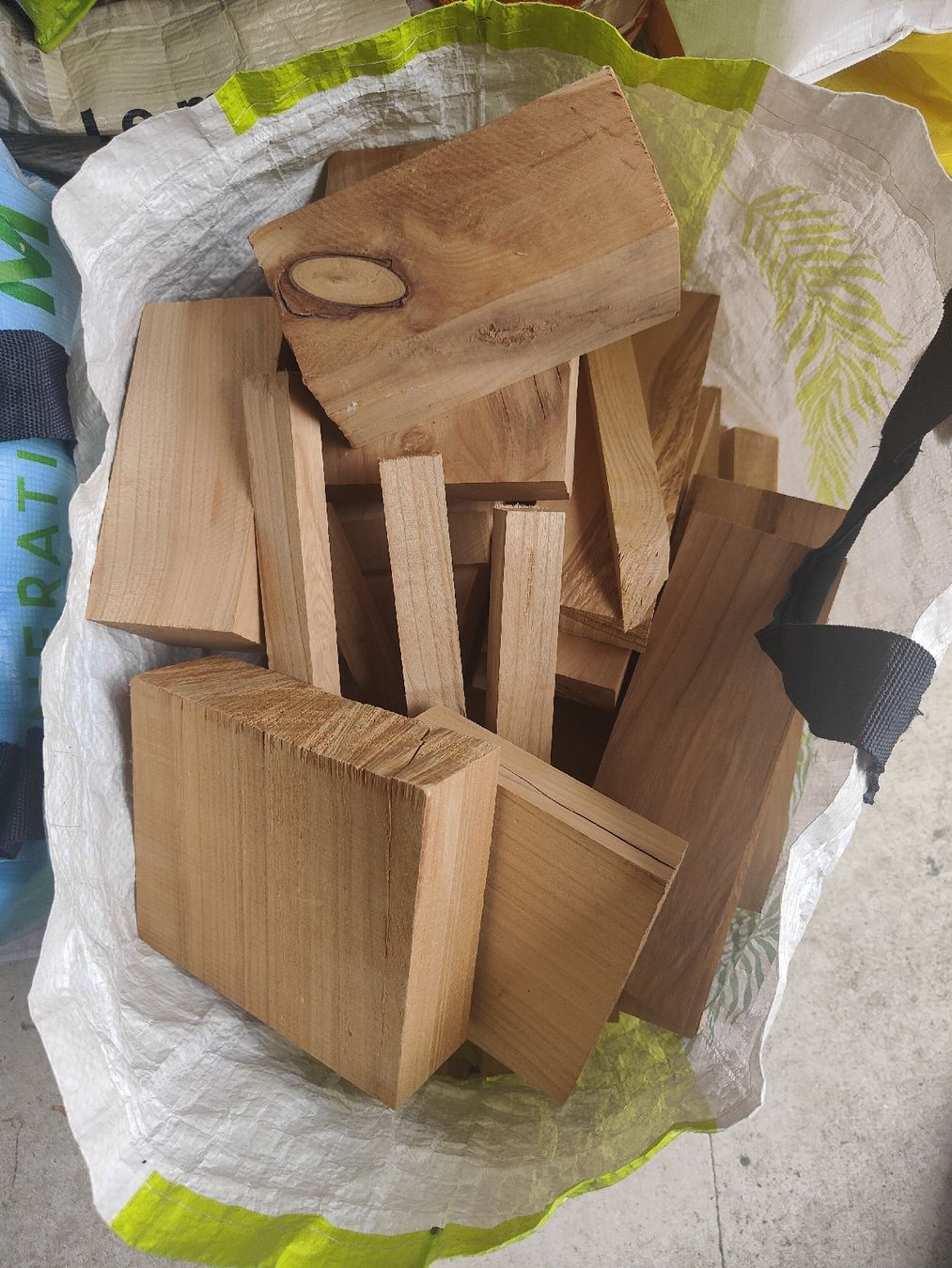 Articoli in legno: Brennholz in Einkaufstaschen – Usato da Schüpfen venduto da Chriguro 2