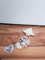 Holzschiff mit Muscheln zum Aufhängen