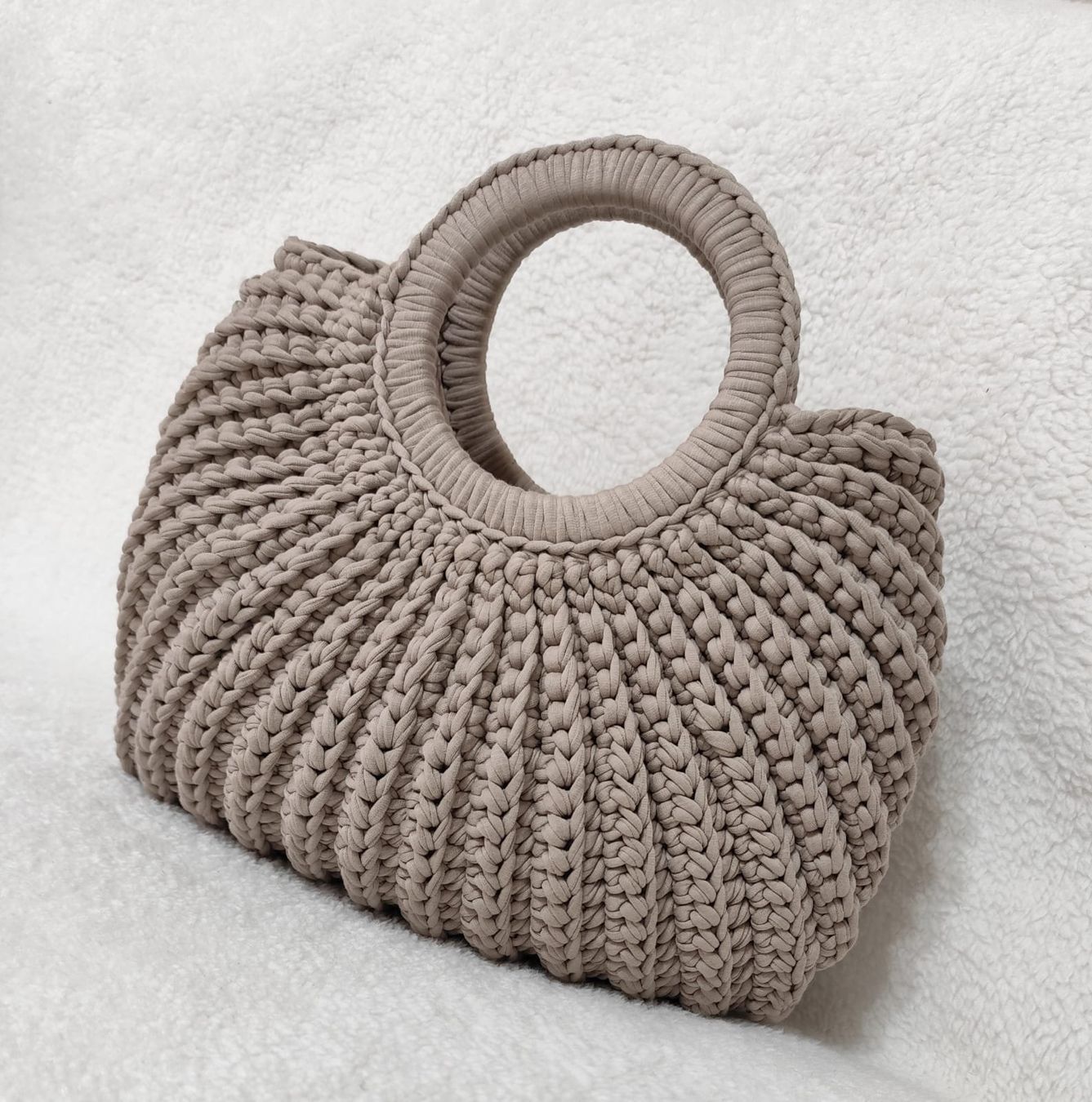 Borse da donna: Handgefertigte Häkeltasche in Beige – Nuovo (secondo la descrizione) da Kaltbrunn venduto da gurlukhandmade 1